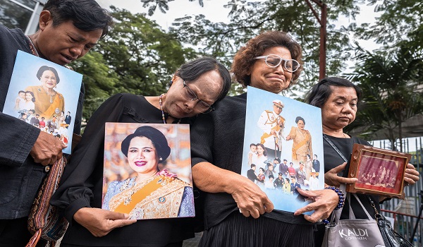 Orang ramai memegang potret mendiang Bonda Permaisuri Thailand, Ratu Sirikit, ketika berkumpul di hadapan Hospital Chulalongkorn, tempat baginda mangkat/AFP